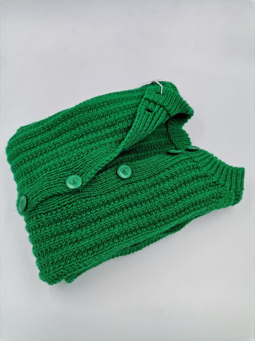 Zielony, rozpinany sweter, z zielonymi guzikami, wykonany ręcznie na drutach