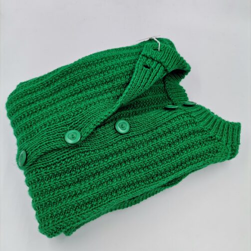 Zielony, rozpinany sweter, z zielonymi guzikami, wykonany ręcznie na drutach