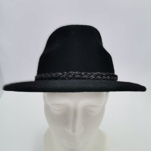 Czarny kapelusz fedora z płaskim rondem