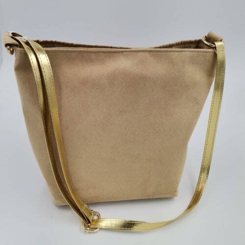 Beżowa, elegancka torebka ze złotym paskiem do noszenia na ramieniu