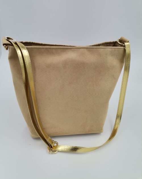 Beżowa, elegancka torebka ze złotym paskiem do noszenia na ramieniu