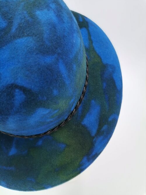 Detal kapelusza w odcieniach niebieskiego i zieleni.