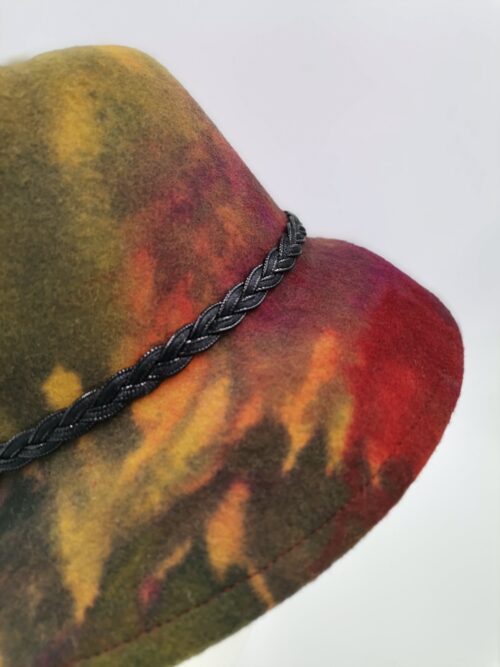 Detal kapelusza w jesiennych barwach.