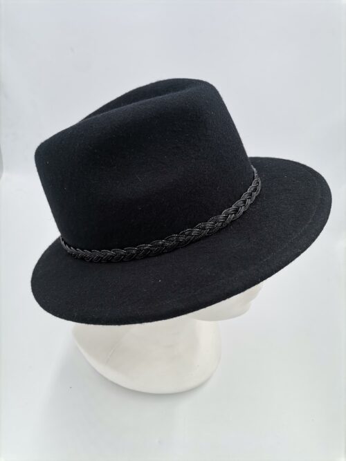 Czarny kapelusz prezentowany na głowie manekina.
