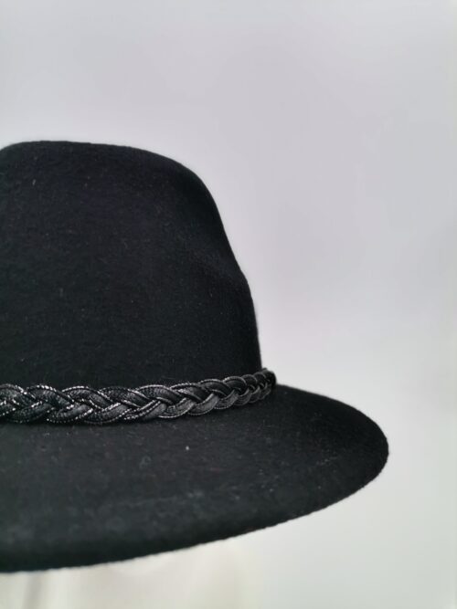 Detal czarnego kapelusza.