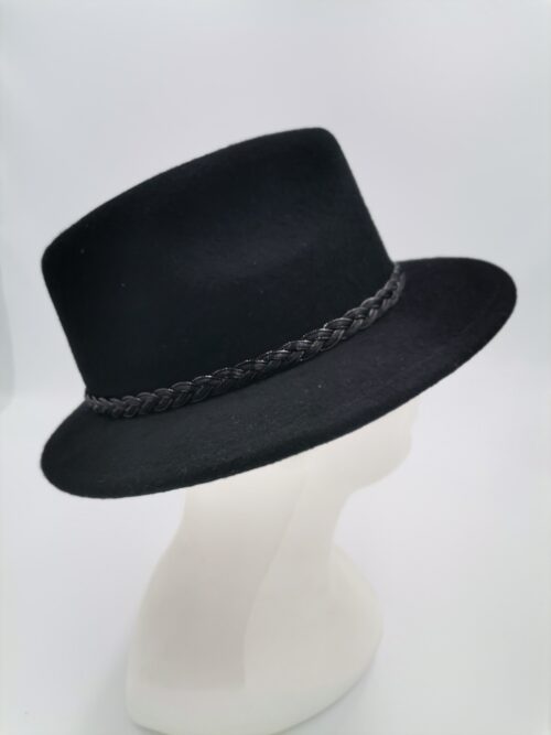 Czarny kapelusz prezentowany na głowie manekina.