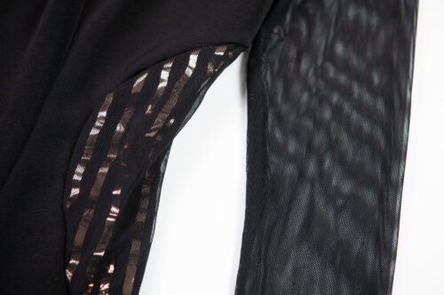 Detal czarnej, eleganckiej sukienki z długim rękawem - czarno-złote zdobienie w talii